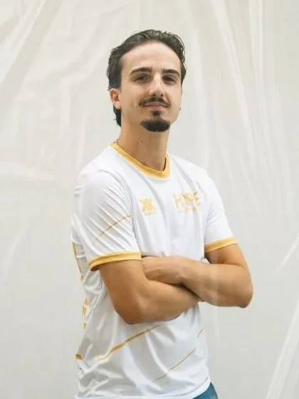 Gonçalo, de braços cruzados, com a camisola do Hype.
