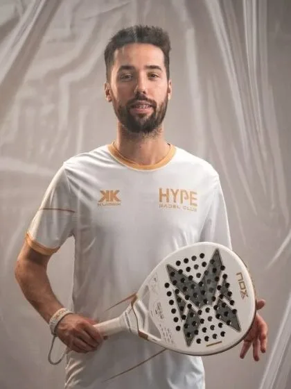 Rafa, de raquete na mão, com a camisola do Hype.