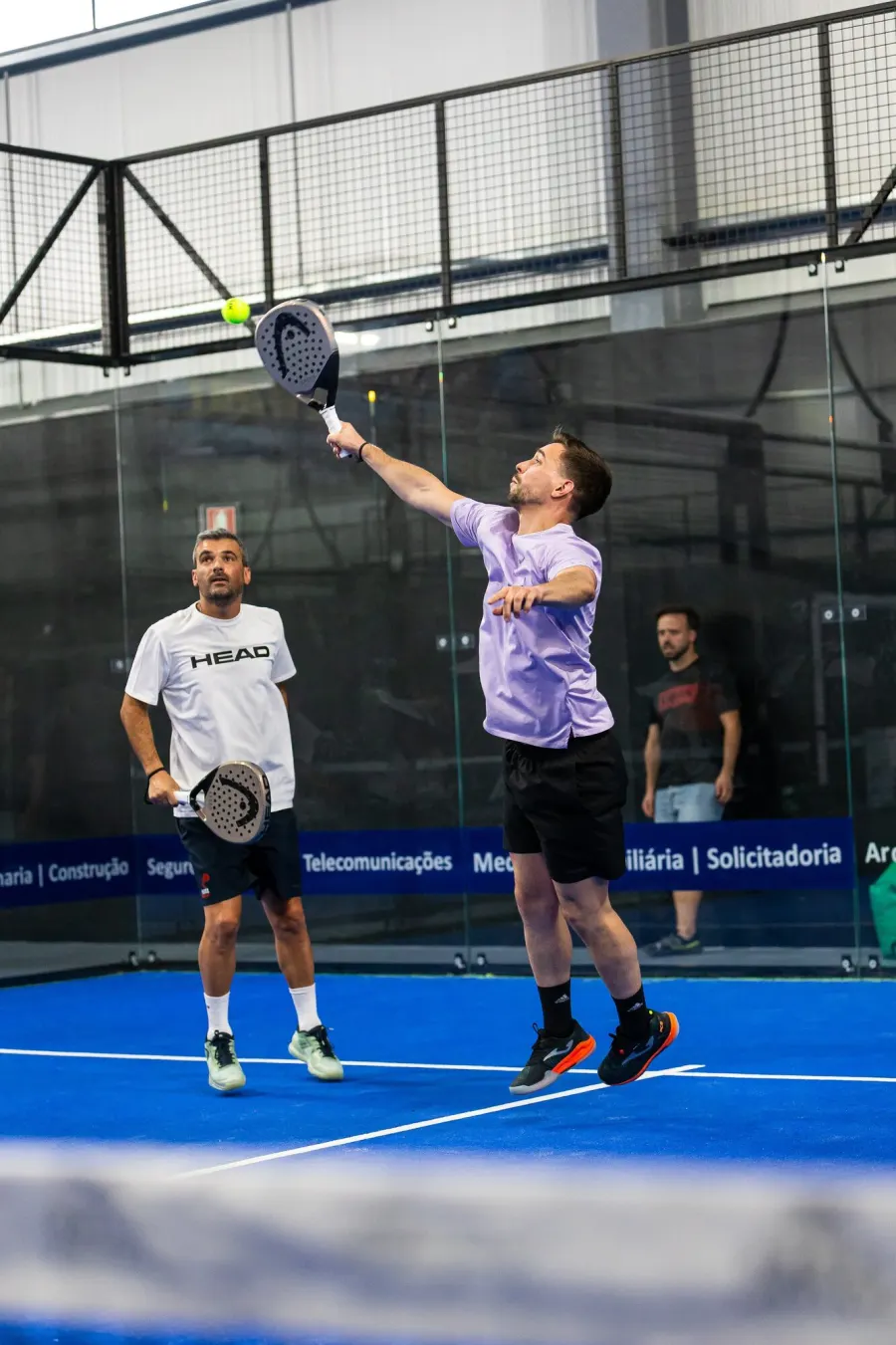 Dupla masculina junto à rede no III Open Hype Padel, um dos jogadores a saltar para um remate.
